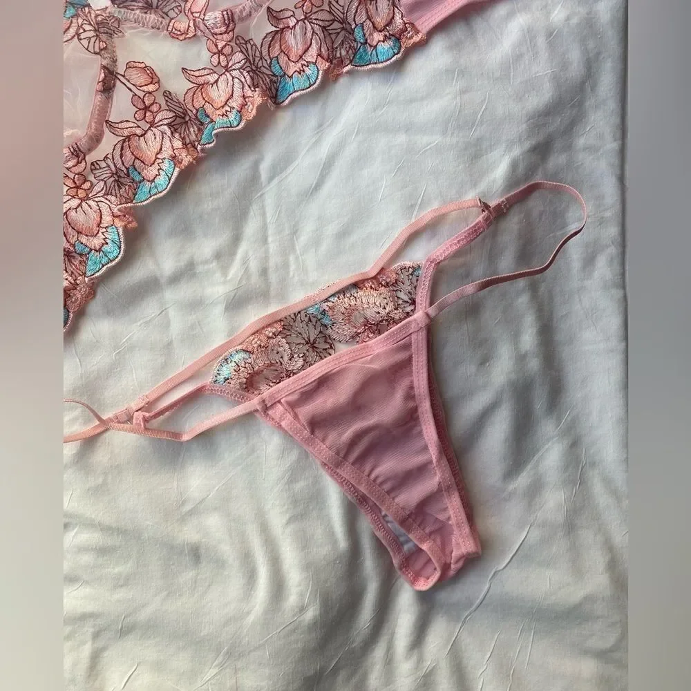 new, 2 piece bra and thong set made of thin tulle and embroidery